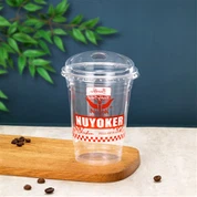 ढक्कन के साथ स्ट्रॉलेस कप